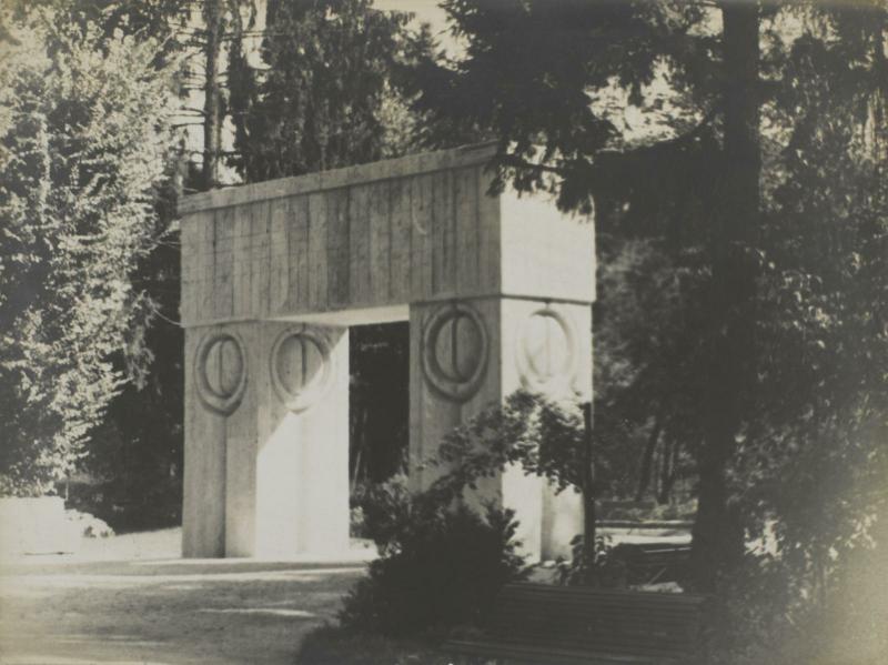Constantin Brancusi, Porte du Baiser de trois quarts, côté parc, avec effet de lumière contrastée à travers le feuillage des arbres (1938) vers 1938 