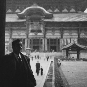 Yves Klein devant un temple au Japon