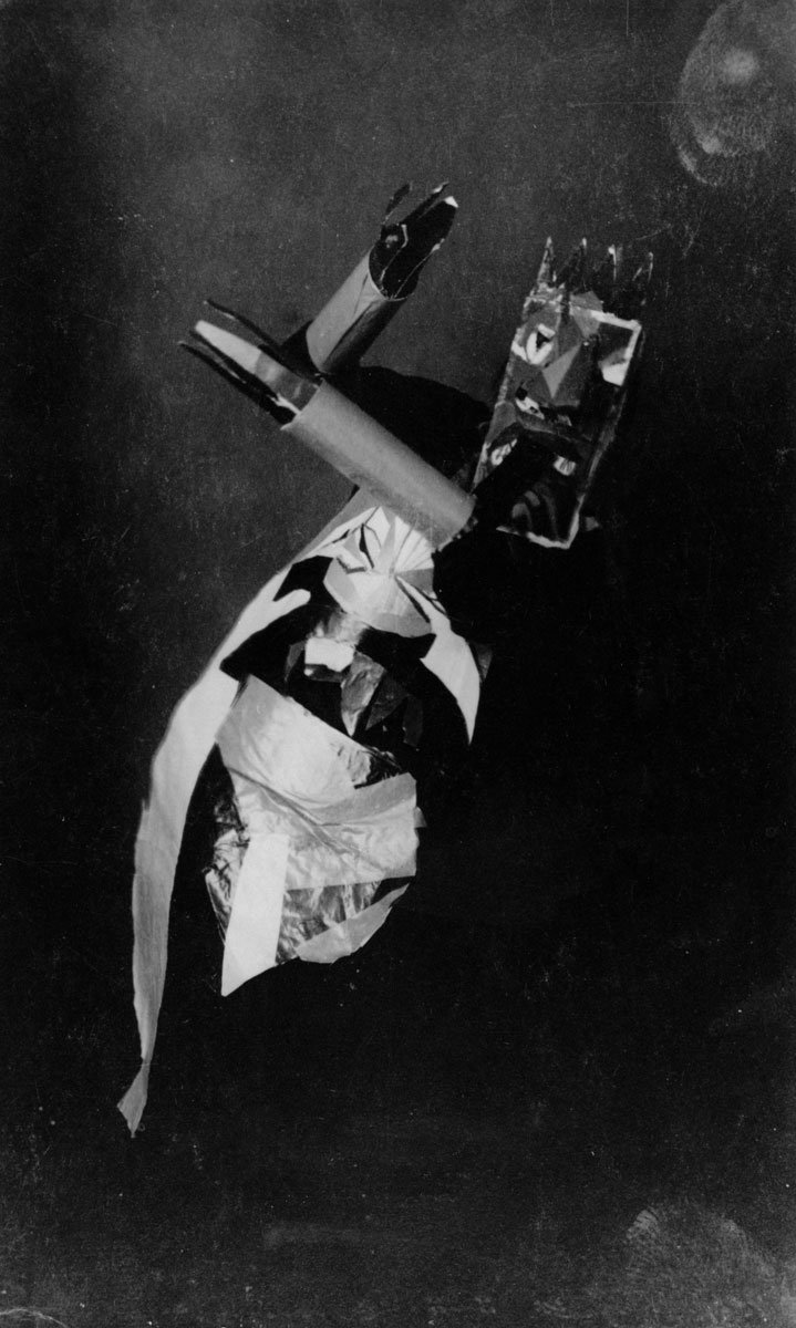 Sophie Taeuber dansant avec un masque de Janco au Cabaret Voltaire, Zurich, 1916-1917