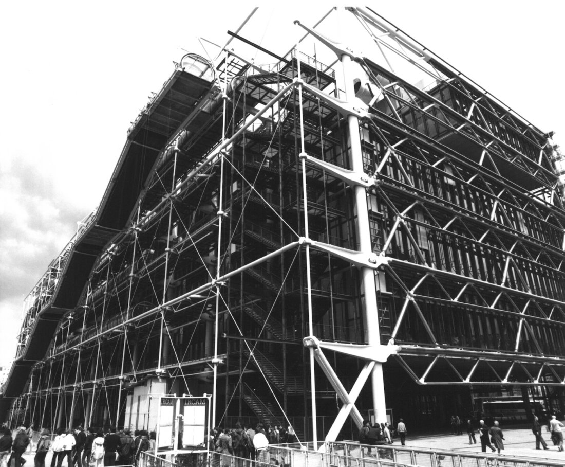 [Translate to English:] La façade ouest et le pignon sud, vus depuis la place Igor Stravinsky, 1977