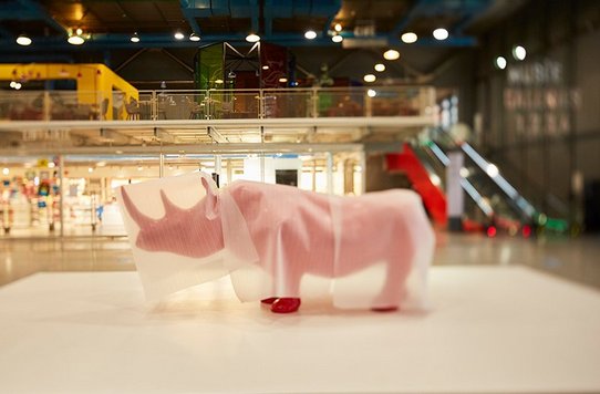 Alors que le Centre Pompidou est encore fermé au public, le « Rhinocéros » est protégé de la poussière. © Photo © Hughes Lawson Body