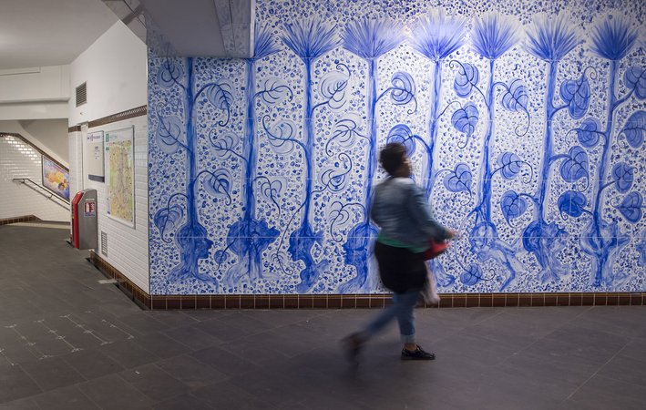 L’œuvre « Célébration » de Barthélémy Toguo (2017), métro Château-Rouge, Paris